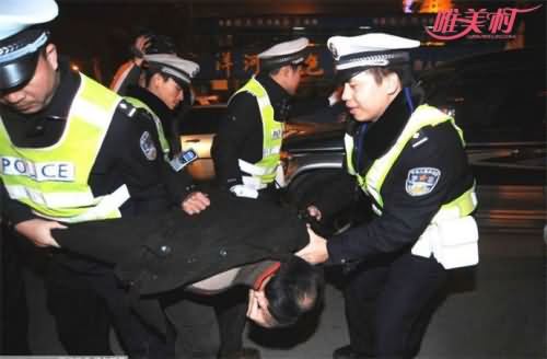交警查车