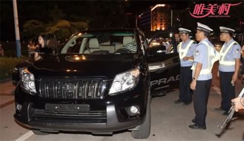 交警查车
