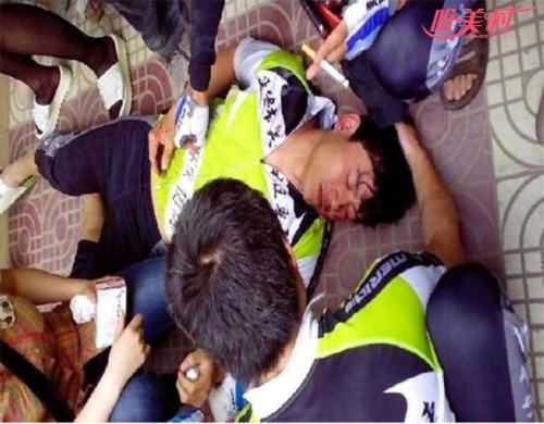 醉酒男暴打女民警