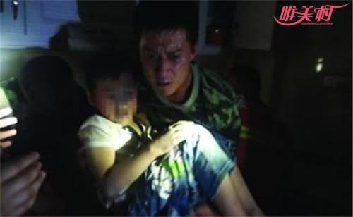 男童排烟管坠3层