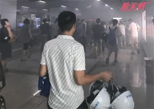 现场充满浓烟 现场充满浓烟