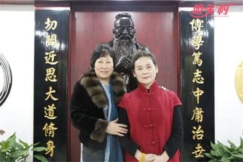 丁璇和观众合影