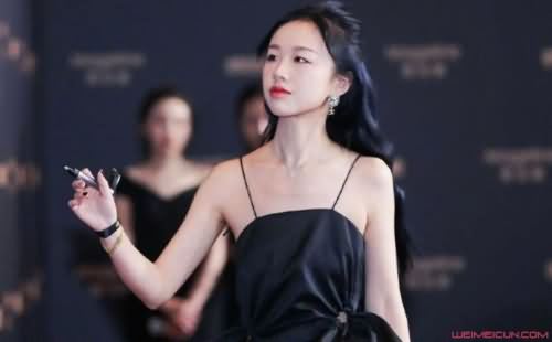 阿沁分手后首亮相精修图