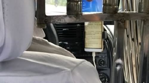 的哥开车看电子书
