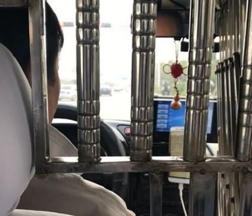 的哥开车看电子书