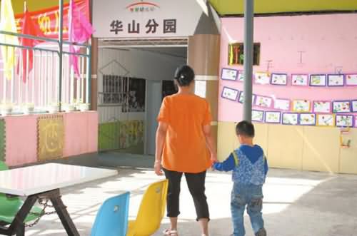男孩被丢幼儿园 男孩被丢幼儿园