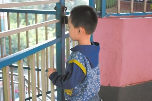 男孩被丢幼儿园 男孩被丢幼儿园
