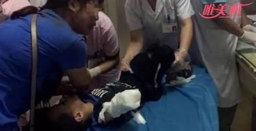 男孩被电梯夹断胳膊 男孩被电梯夹断胳膊