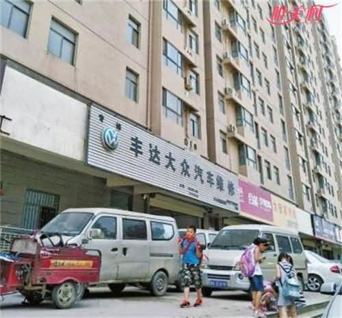 被砸中状告整栋楼