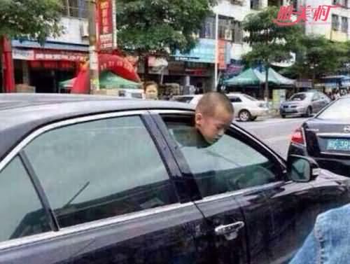 男孩吊在车窗上窒息身亡