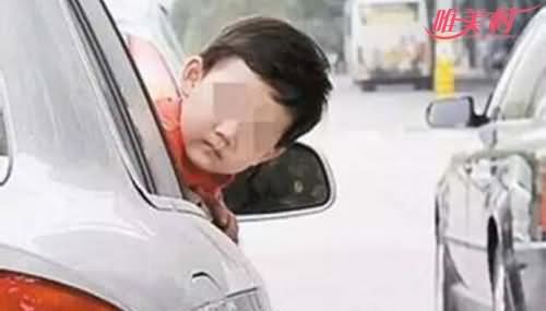男孩头伸出车窗外很危险