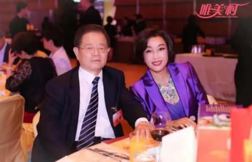 刘晓庆夫妇合影