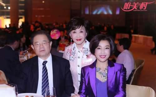 刘晓庆夫妇与友人合影