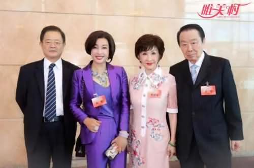 刘晓庆夫妇与友人合影