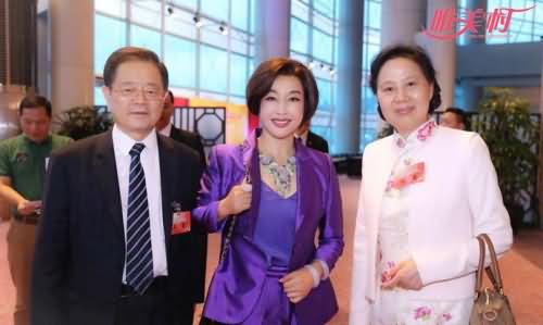 刘晓庆夫妇与友人合影