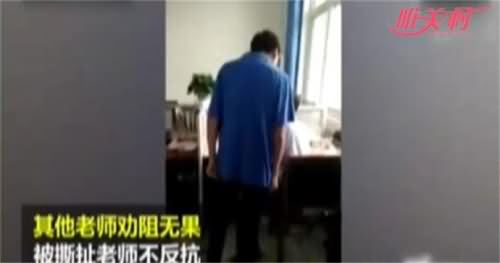 学生训斥踢打老师视频截图