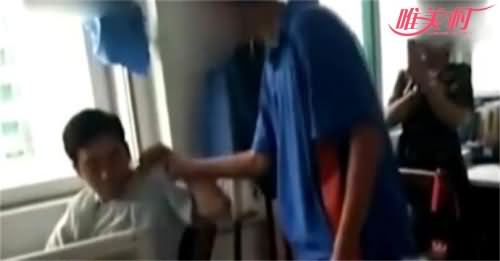 学生训斥踢打老师视频截图