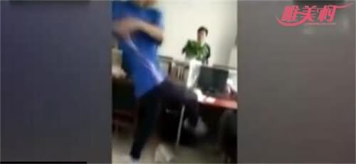 学生训斥踢打老师视频截图