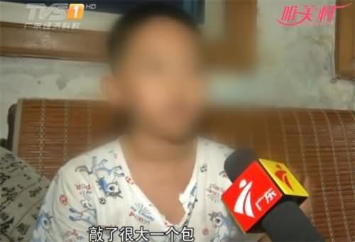 老师用铁尺扇学生