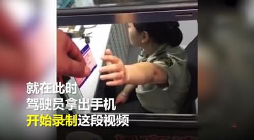 收费员与司机僵持视频截图