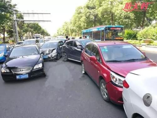 泉州6车追尾现场图片