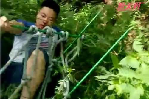 游乐场设施倒塌现场图片