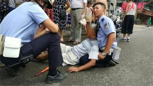 交警跪地救助老人