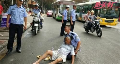 交警跪地救助老人