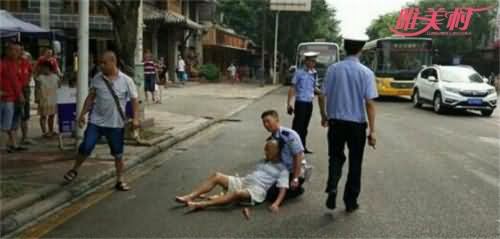 交警跪地救助老人