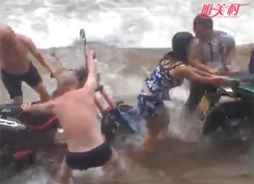 山洪来临时游客正搬运物品