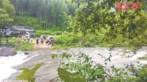 山洪来后将峡谷被淹没，游客在岸边躲避