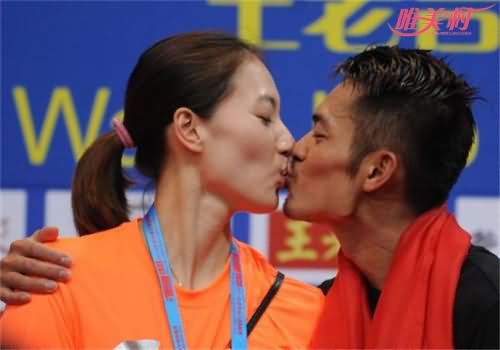 谢杏芳与丈夫林丹甜蜜接吻 谢杏芳与丈夫林丹甜蜜接吻