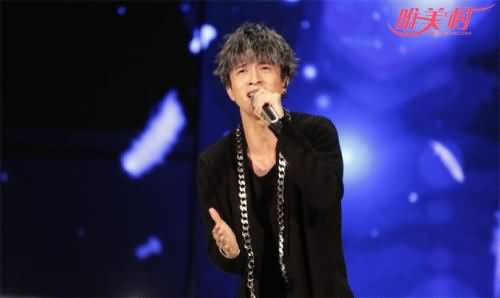 激情演唱的薛之谦