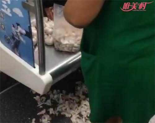 大妈地铁上剥蒜