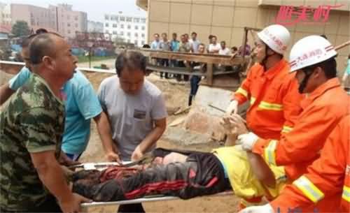 工人右腿卷搅拌机后被救出 工人右腿卷搅拌机后被救出
