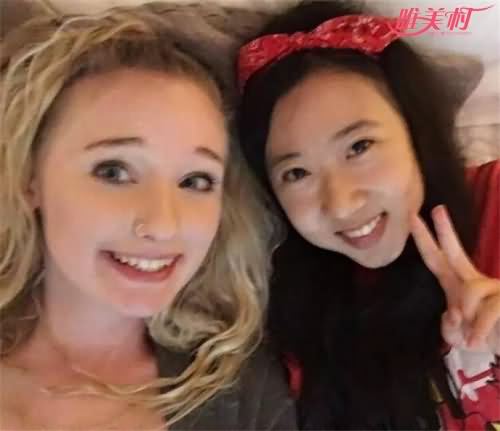 杨舒平（右）自拍