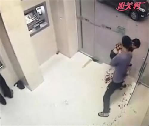 银行发生持刀杀人现场血迹斑斑 银行发生持刀杀人现场血迹斑斑