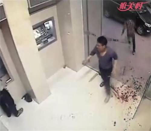 银行发生持刀杀人现场血迹斑斑 银行发生持刀杀人现场血迹斑斑