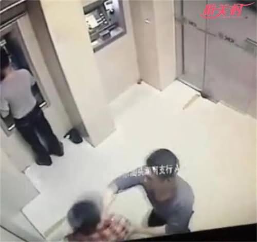 凶手持刀捅向旁边的男子 凶手持刀捅向旁边的男子