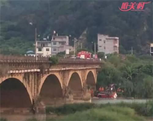 福建仙游客车坠桥