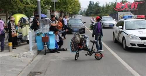 女子扶倒地者遭诬陷现场