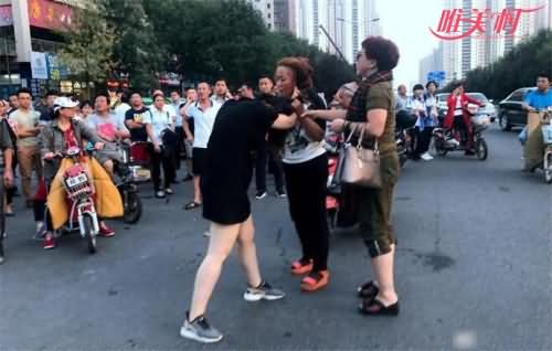 中年女子继续追打年轻女子
