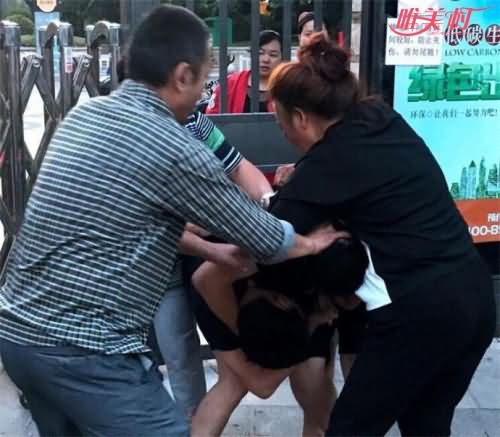 停车引发街头追打现场图片
