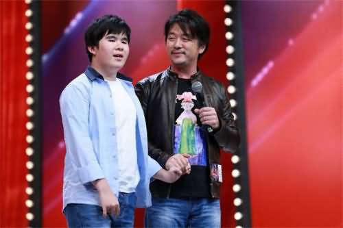 音乐人秦勇和儿子秦梓峰