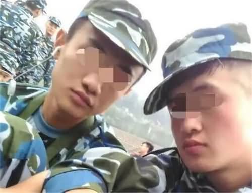 入学军训时,滕刚(左)和芦海清的合影 入学军训时,滕刚(左)和芦海清的合影