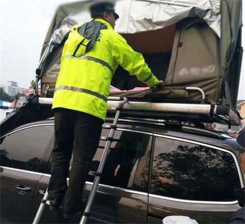 交警上前查看 交警上前查看