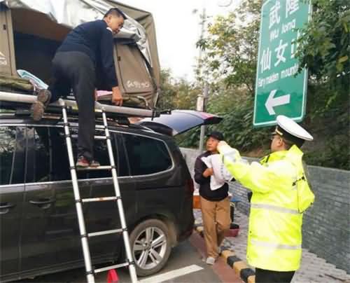 交警告知车顶搭帐篷睡觉的安全隐患 交警告知车顶搭帐篷睡觉的安全隐患