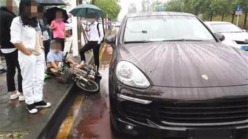 撞人4s店判全责现场图片