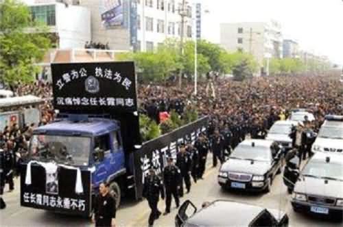 数万民众给任长霞送行