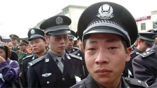 众人含泪送别任长霞